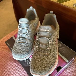 Lightly worn cute gray and pink Skechers!!